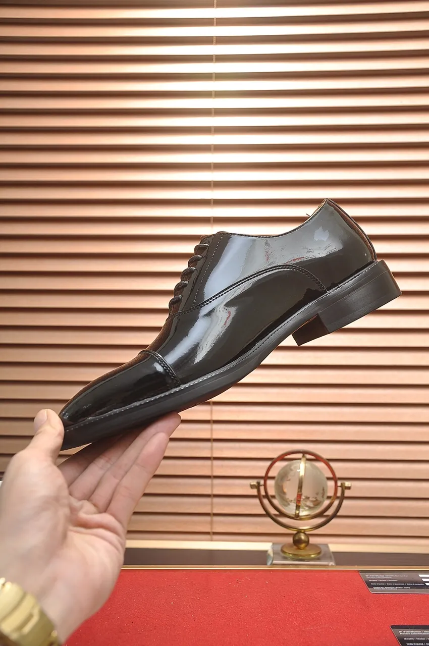 Men's shoes💰500💶Italy's top luxury men's shoe giant (GUCCI) (Gucci) (full cowhide lining) new arrival🍃Original European style🔰 Pleasant to the eye😍In order to make the shoes more durable and non-deformable🌀The production continues to follow traditional methods but there is still no lack of innovation💪Choose original sheepskin for the leather♻️ Smooth and natural And extra bright ⭐Made of imported cowhide, the first choice of rich people 38-45 (45 customized)